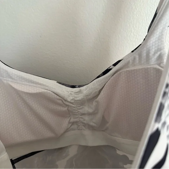 Lululemon Bra Top Tank Black White Floral Stretch Training Women’s size 8 EUC - Picture 3 of 4